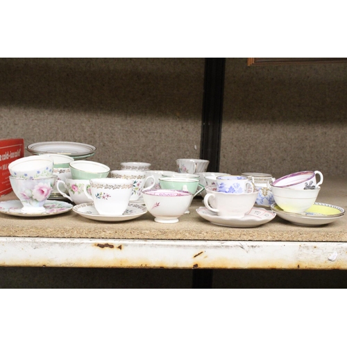 1262 - A QUANTITY OF CUPS, SAUCERS AND PLATES TO INCLUDE ROYAL GRAFTON, SPODE, COLCLOUGH, PALISSY ETC