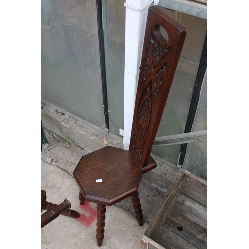 1521 - A VINTAGE WOODEN SPINNING WHEEL FOR RESTORATION AND A SPINNING CHAIR WITH BOOBIN TURNED LEGS