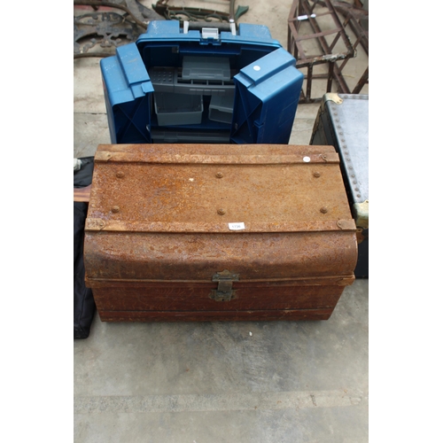 1736 - A VINTAGE METAL STORAGE TRUNK