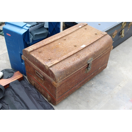 1736 - A VINTAGE METAL STORAGE TRUNK