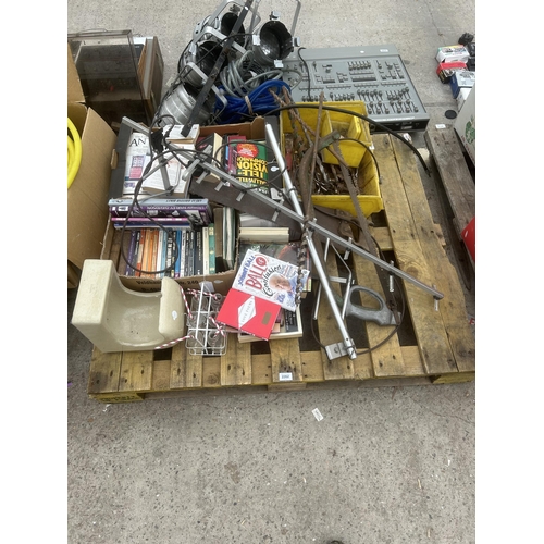 2262 - AN ASSORTMENT OF HOUSEHOLD CLEARANCE ITEMS