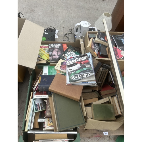 2265 - AN ASSORTMENT OF HOUSEHOLD CLEARANCE ITEMS