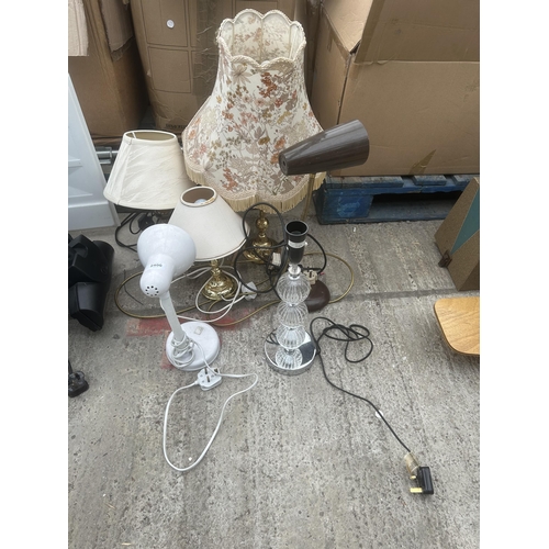 2400 - AN ASSORTMENT OF VARIOUS TABLE LAMPS TO INCLUDE BRASS EXAMPLES ETC