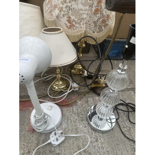 2400 - AN ASSORTMENT OF VARIOUS TABLE LAMPS TO INCLUDE BRASS EXAMPLES ETC