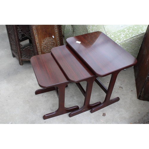 2564 - A MAHOGANY NEST OF THREE TABLES