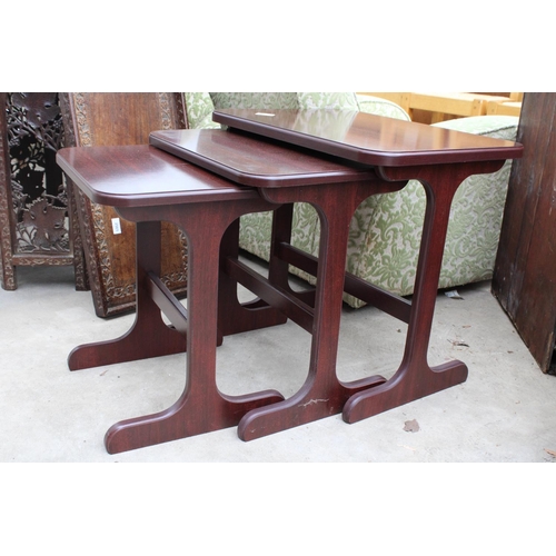 2564 - A MAHOGANY NEST OF THREE TABLES