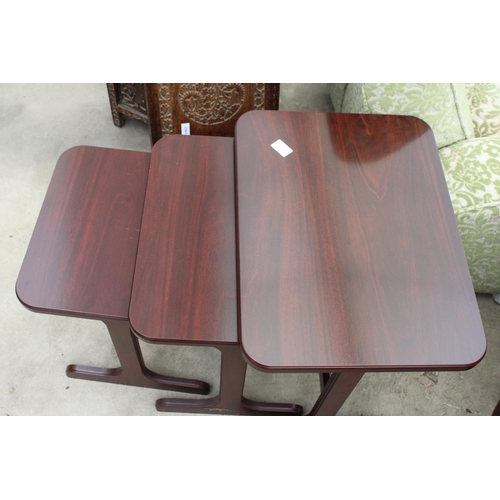 2564 - A MAHOGANY NEST OF THREE TABLES