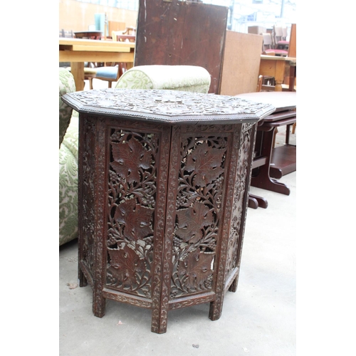 2565 - AN OCTAGONAL VICTORIAN CARVED HARDWOOD OCCASIONAL TABLE DECORATED WITH VINE LEAVES ON FOLDING BASE A... 