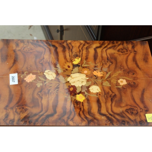 2607 - AN ITALIAN STYLE MARQUETRY TWO TIER TABLE ON TURNED LEGS