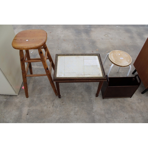 2786 - A MAGAZINE RACK, TWO STOOLS AND A TRAY/TABLE