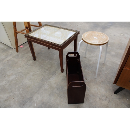 2786 - A MAGAZINE RACK, TWO STOOLS AND A TRAY/TABLE