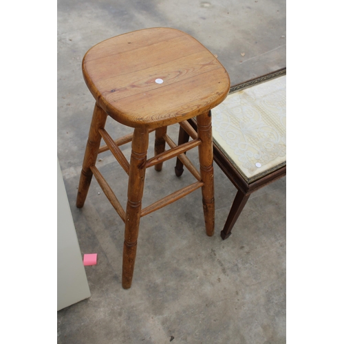 2786 - A MAGAZINE RACK, TWO STOOLS AND A TRAY/TABLE