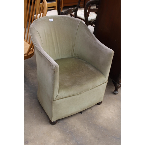 2836 - AN UPHOLSTERED TUB CHAIR ON BOW FEET