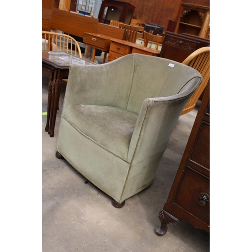 2836 - AN UPHOLSTERED TUB CHAIR ON BOW FEET