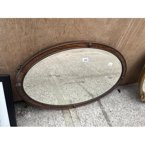 2854 - AN EARLY 20TH CENTURY OAK OVAL WALL MIRROR, 30