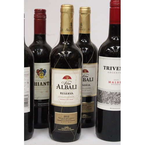 341 - A MIXED LOT TO INCLUDE THREE BOTTLES OF ITALIAN CHIANTI, A BOTTLE OF TRIVENTO ARGENTINA 2016 MALBEC ... 