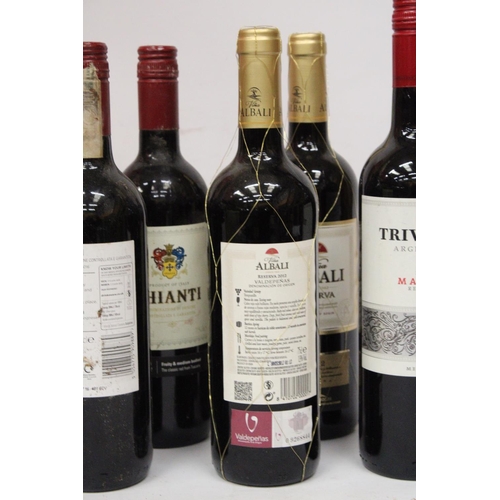 341 - A MIXED LOT TO INCLUDE THREE BOTTLES OF ITALIAN CHIANTI, A BOTTLE OF TRIVENTO ARGENTINA 2016 MALBEC ... 