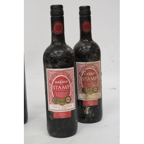 390 - A MIXED LOT OF RED WINE TO INCLUDE TWO BOTTLES OF HARDY'S STAMP OF AUSTRALIA SHIRAZ CABERNET 2016, H... 