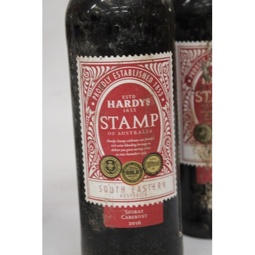 390 - A MIXED LOT OF RED WINE TO INCLUDE TWO BOTTLES OF HARDY'S STAMP OF AUSTRALIA SHIRAZ CABERNET 2016, H... 