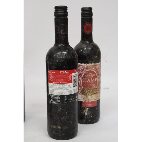 390 - A MIXED LOT OF RED WINE TO INCLUDE TWO BOTTLES OF HARDY'S STAMP OF AUSTRALIA SHIRAZ CABERNET 2016, H... 