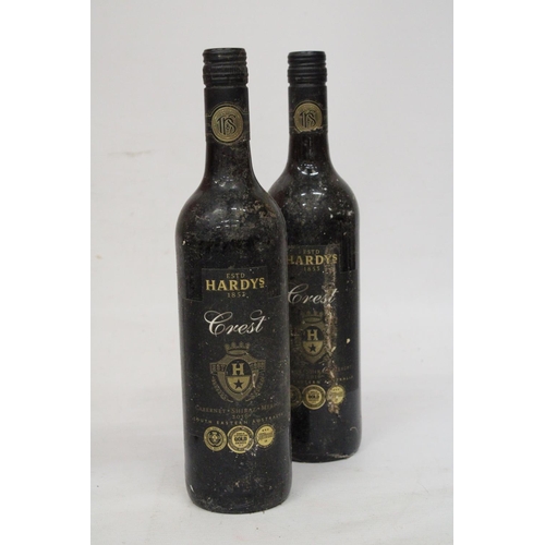 390 - A MIXED LOT OF RED WINE TO INCLUDE TWO BOTTLES OF HARDY'S STAMP OF AUSTRALIA SHIRAZ CABERNET 2016, H... 