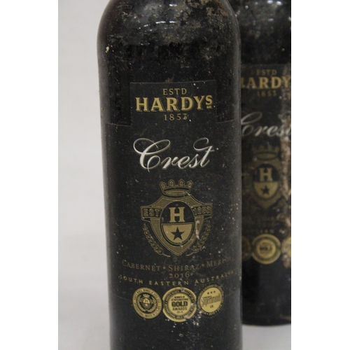 390 - A MIXED LOT OF RED WINE TO INCLUDE TWO BOTTLES OF HARDY'S STAMP OF AUSTRALIA SHIRAZ CABERNET 2016, H... 