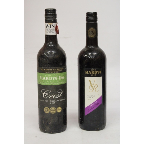 390 - A MIXED LOT OF RED WINE TO INCLUDE TWO BOTTLES OF HARDY'S STAMP OF AUSTRALIA SHIRAZ CABERNET 2016, H... 