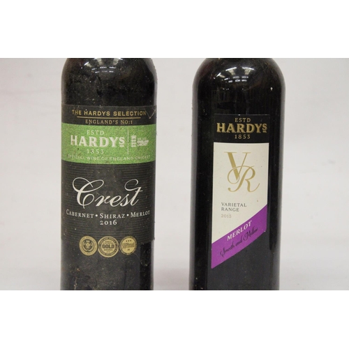 390 - A MIXED LOT OF RED WINE TO INCLUDE TWO BOTTLES OF HARDY'S STAMP OF AUSTRALIA SHIRAZ CABERNET 2016, H... 