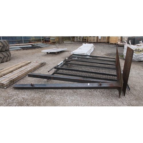 1156 - 2 WROUGHT IRON DRIVE WAY GATES  NO VAT