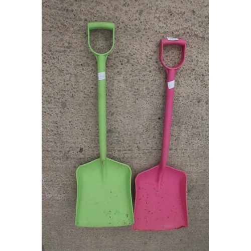 1558 - 2 SHOVELS, PINK / GREEN  NO VAT