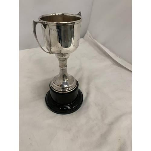 118 - A LARGE HALLMARKED SILVER CUP/TROPHY ON MOUNTED STAND