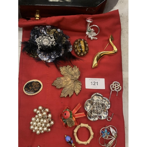 121 - TWENTY VINTAGE BROOCHES