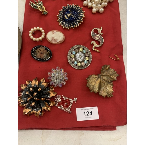 124 - TWENTY VINTAGE BROOCHES