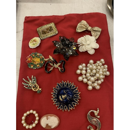 124 - TWENTY VINTAGE BROOCHES