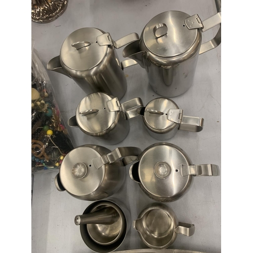 137 - A QUANTITY OF STAINLESS STEEL KITCHEN ITEMS