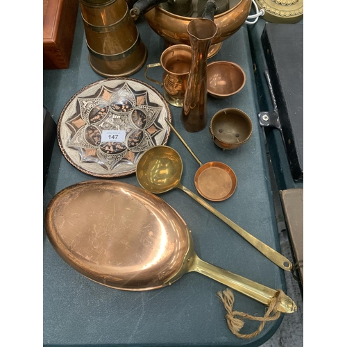 147 - A QUANTITY OF COPPER AND BRASS ITEMS TO INCLUDE A ROSE BOWL, PLANTER, TANKARD, SKILLET PAN, ETC.,