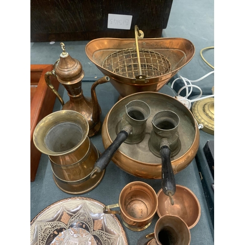 147 - A QUANTITY OF COPPER AND BRASS ITEMS TO INCLUDE A ROSE BOWL, PLANTER, TANKARD, SKILLET PAN, ETC.,