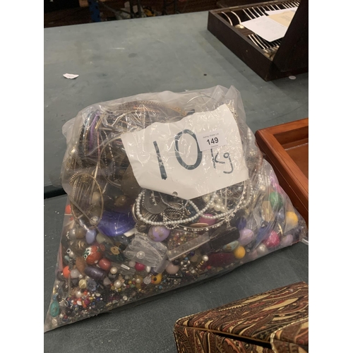 149 - A 10 KG BAG OF VINTAGE COSTUME JEWELLERY