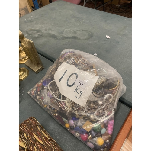 149 - A 10 KG BAG OF VINTAGE COSTUME JEWELLERY