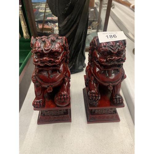 186 - A PAIR OF VINTAGE MAJESTIC ASIAN RED FOO DOG FIGURES - APPROX 28 CM