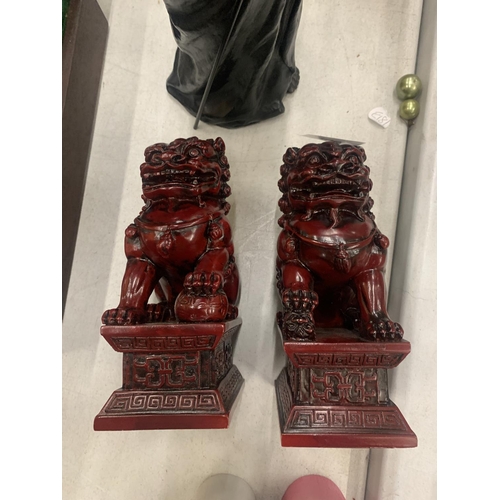 186 - A PAIR OF VINTAGE MAJESTIC ASIAN RED FOO DOG FIGURES - APPROX 28 CM