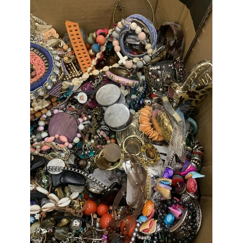 189 - A LARGE QUANTITY OF COSTUME JEWELLERY TO INCLUDE, WATCHES, BANGLES, NECKLACES, ETC