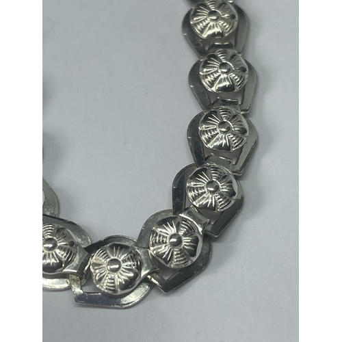 512 - A MARKED SILVER DAISY DESIGN BRACELET