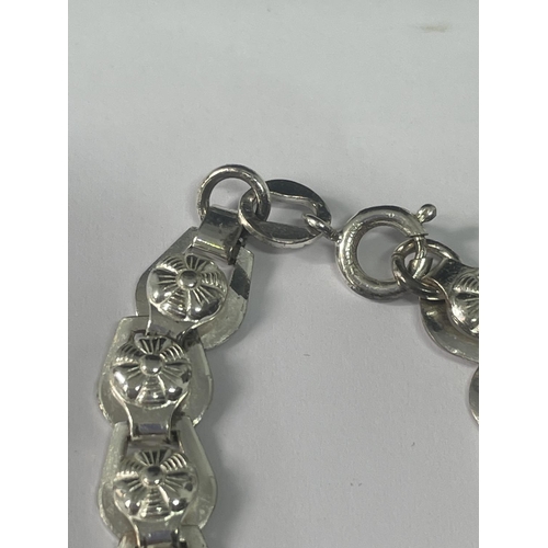 512 - A MARKED SILVER DAISY DESIGN BRACELET