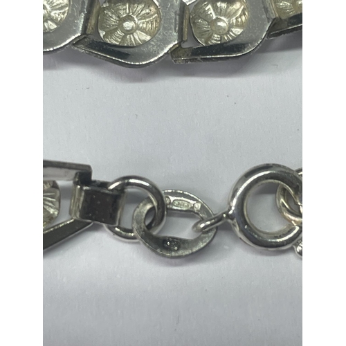 512 - A MARKED SILVER DAISY DESIGN BRACELET