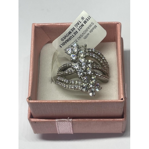 515 - A MARKED 925 SILVER RING WITH SWAROVSKI ZIRCONIAS SIZE Q IN A PRESENTATION BOX