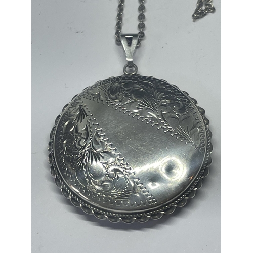 521 - A LARGE VICTORIAN HALLMARKED SHEFFIELD SILVER COMPACT WITH SILVER NECKLACE