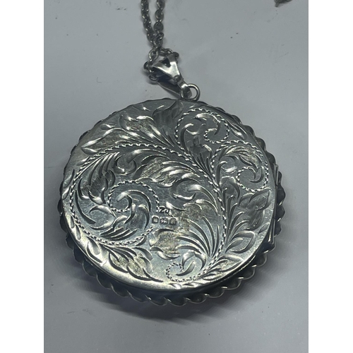 521 - A LARGE VICTORIAN HALLMARKED SHEFFIELD SILVER COMPACT WITH SILVER NECKLACE