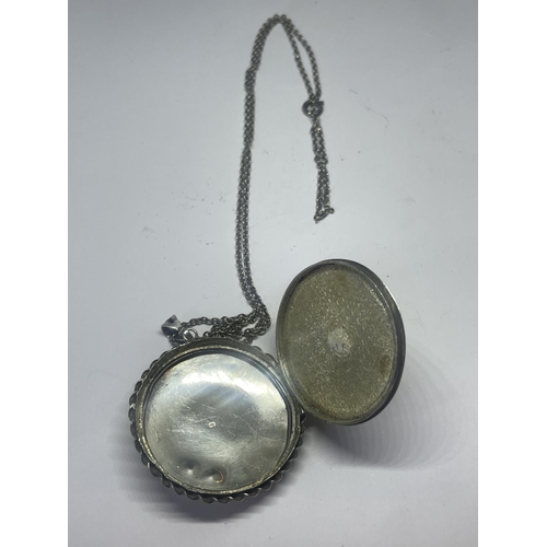 521 - A LARGE VICTORIAN HALLMARKED SHEFFIELD SILVER COMPACT WITH SILVER NECKLACE