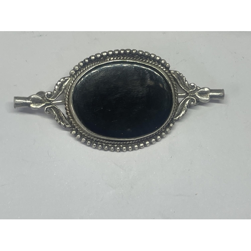 527 - A VICTORIAN SILVER AND JET MOURNING BROOCH IN A PRESENTATION BOX